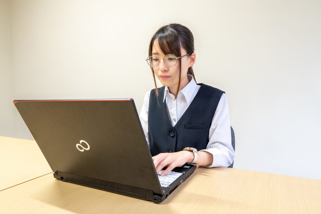 パソコンを操作している女性の写真